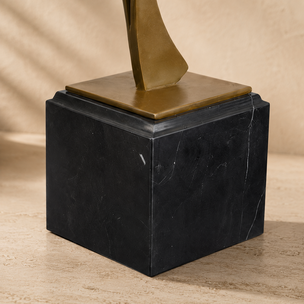 Sculpture en bronze patiné, ailes déployées sur socle marbre, vue 7