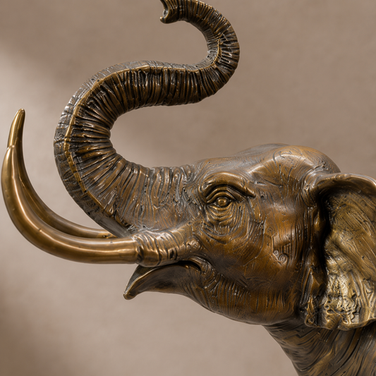 Sculpture en bronze patiné, éléphant trompe levée, vue 2