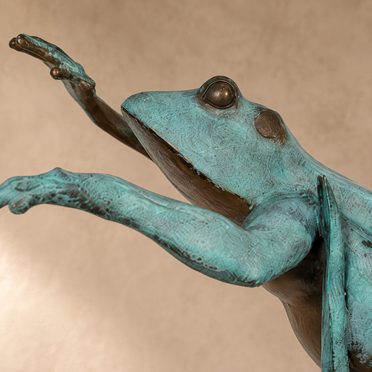 Sculpture en bronze patiné grenouille sur roseaux, vue 2