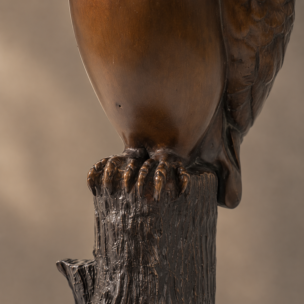 Sculpture en bronze patiné, hibou grand-duc sur souche, vue 7