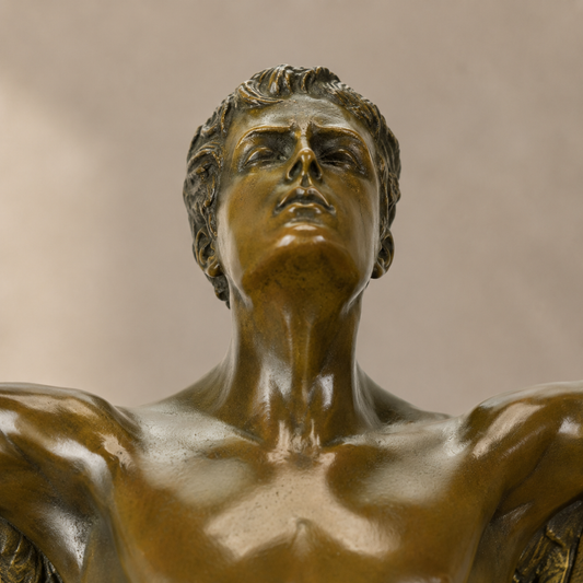 Sculpture en bronze patiné, icare aux ailes déployées, vue 2