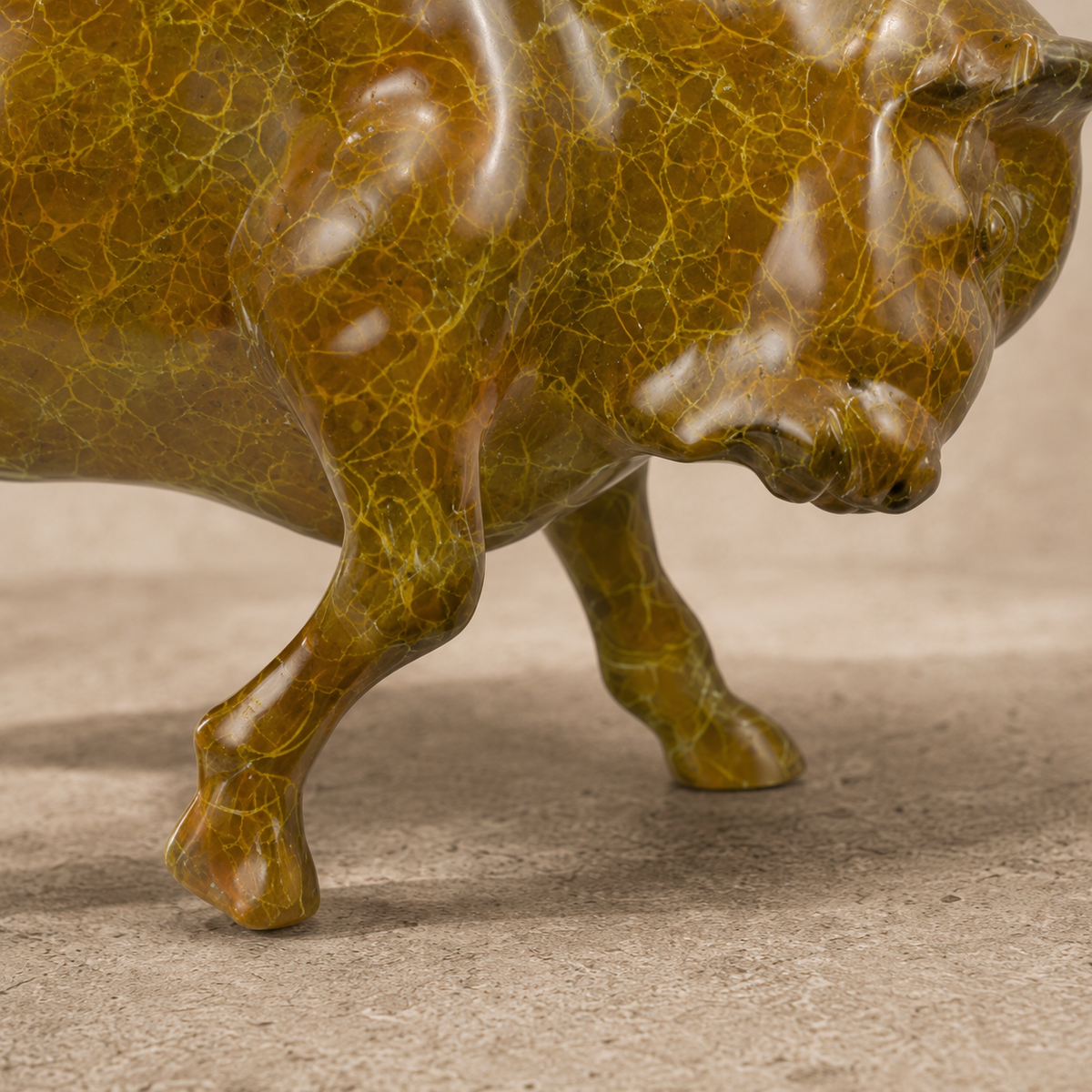 Sculpture en bronze patiné représentant un bison en mouvement, vue 7