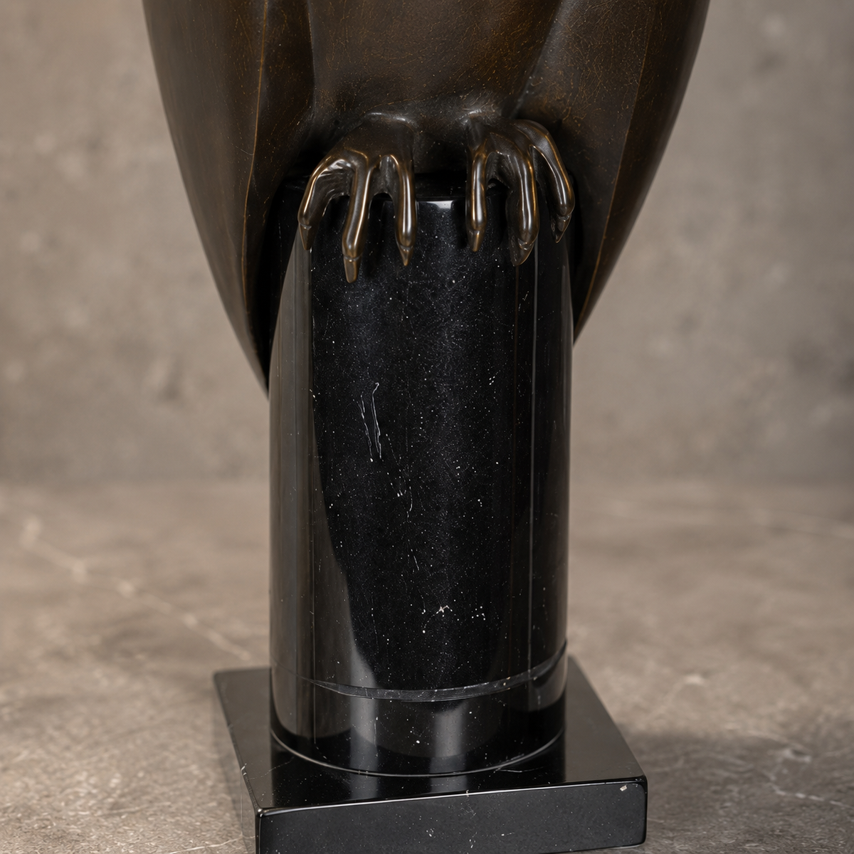 Sculpture en bronze patiné représentant un hibou stylisé, vue 7
