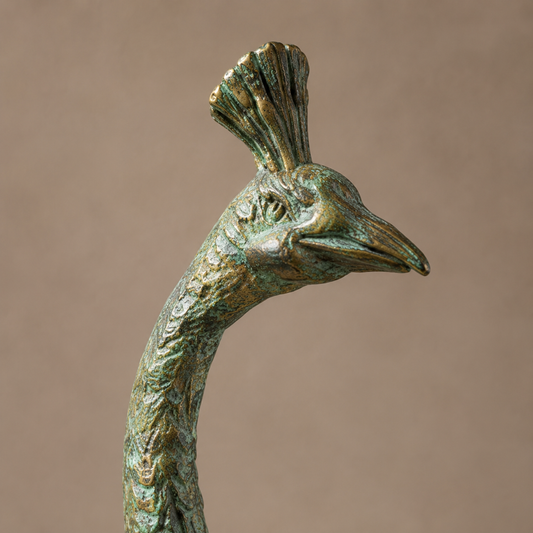 Sculpture en bronze patiné vert figurant un paon sur branche, vue 2