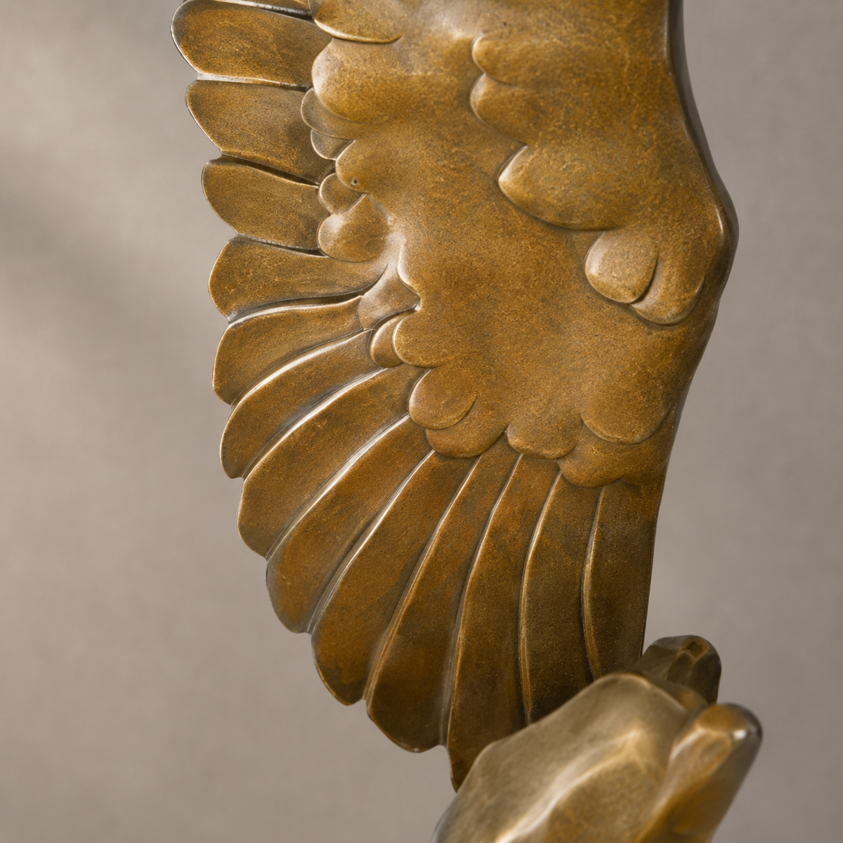 Sculpture en bronze, pigeon en vol sur socle en marbre, vue 7