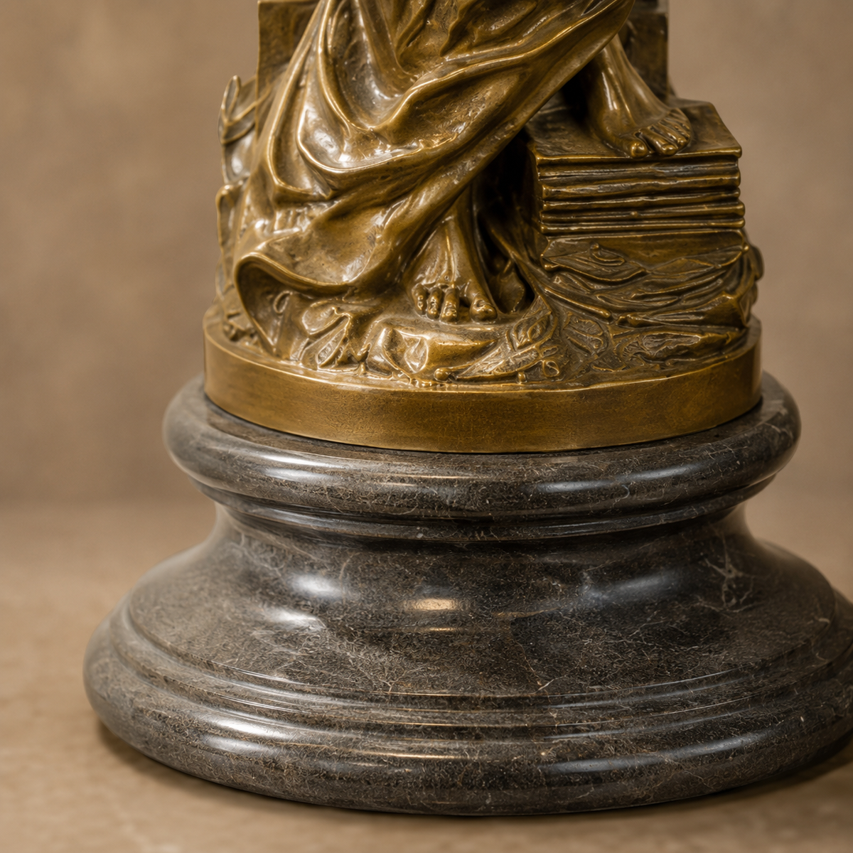 Sculpture en bronze Victoire ailée tenant un flambeau, vue 7