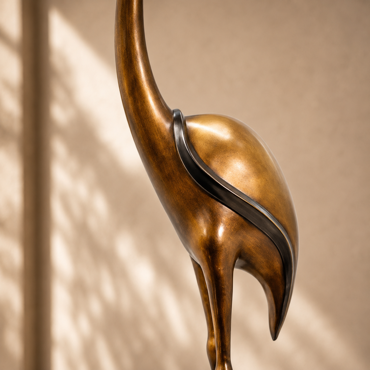 Sculpture en laiton doré, grue élancée col tendu, vue 7