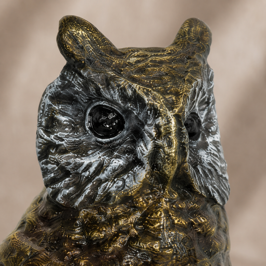 Sculpture hibou grand-duc en bronze patiné brun-doré, vue 2