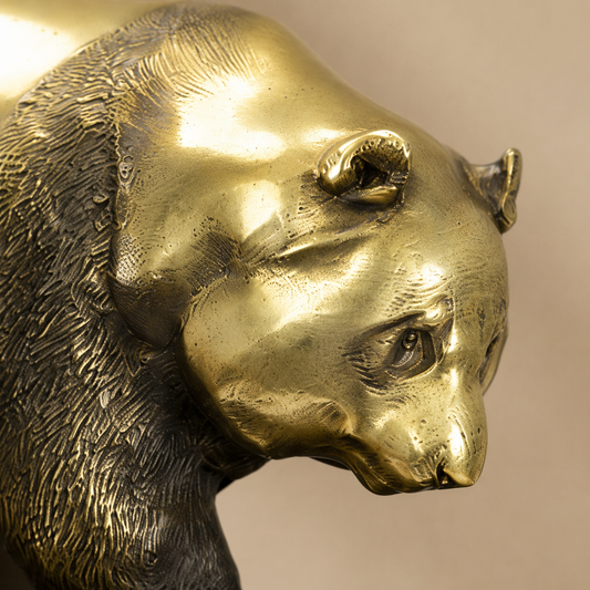 Sculpture panda en bronze doré sur socle marbre veiné, vue 2
