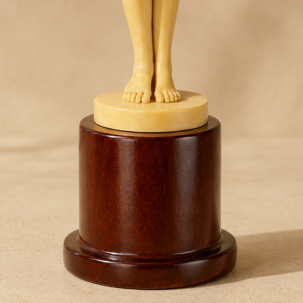 Statuette jeune fille au drapé en résine ivoire sur socle bois, vue 7