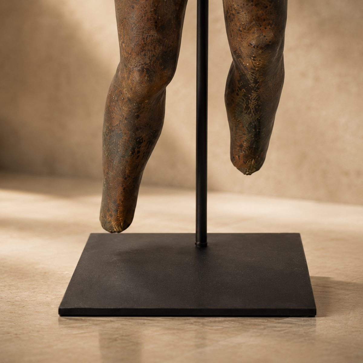 Torse masculin en bronze patiné d'après l'Apoxyomène, vue 7