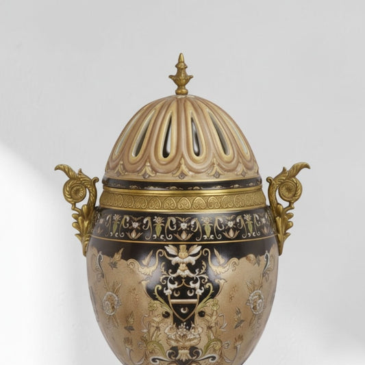 Urne couverte en porcelaine et bronze doré au dauphin, vue de détail 2