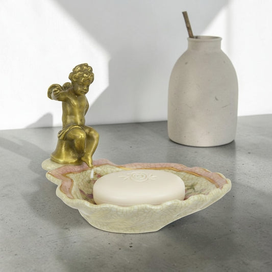Vide-poche porcelaine craquelée à décor floral et putto bronze, vue de détail 2