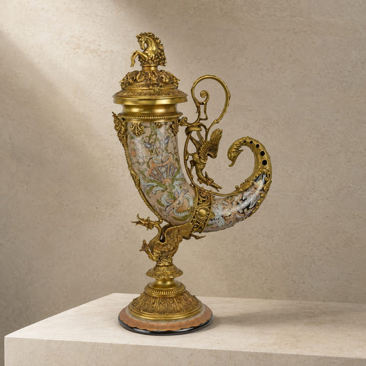 Aiguière corne d'abondance en porcelaine à rinceaux polychromes, vue d'ensemble