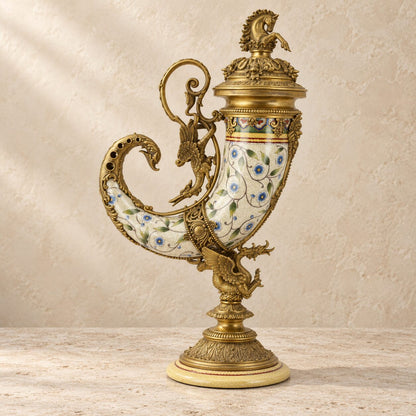 Aiguière corne d'abondance en porcelaine craquelée et bronze doré, vue d'ensemble