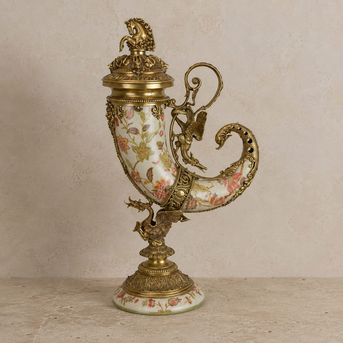 Aiguière corne d'abondance en porcelaine crème à décor floral, vue d'ensemble