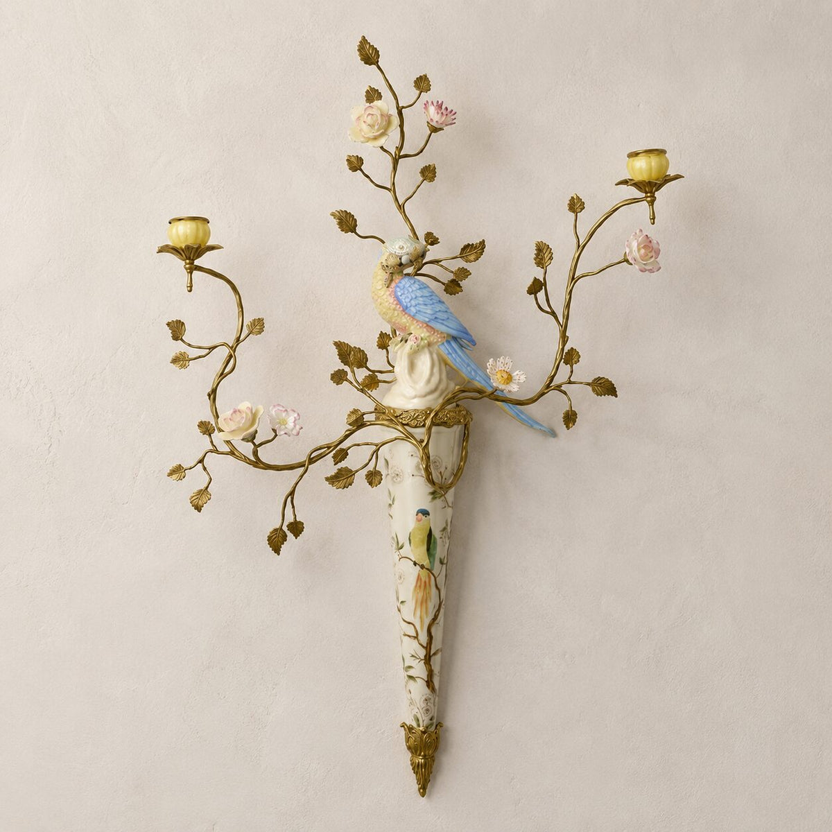 Applique cornet en porcelaine et bronze doré au perroquet, vue d'ensemble
