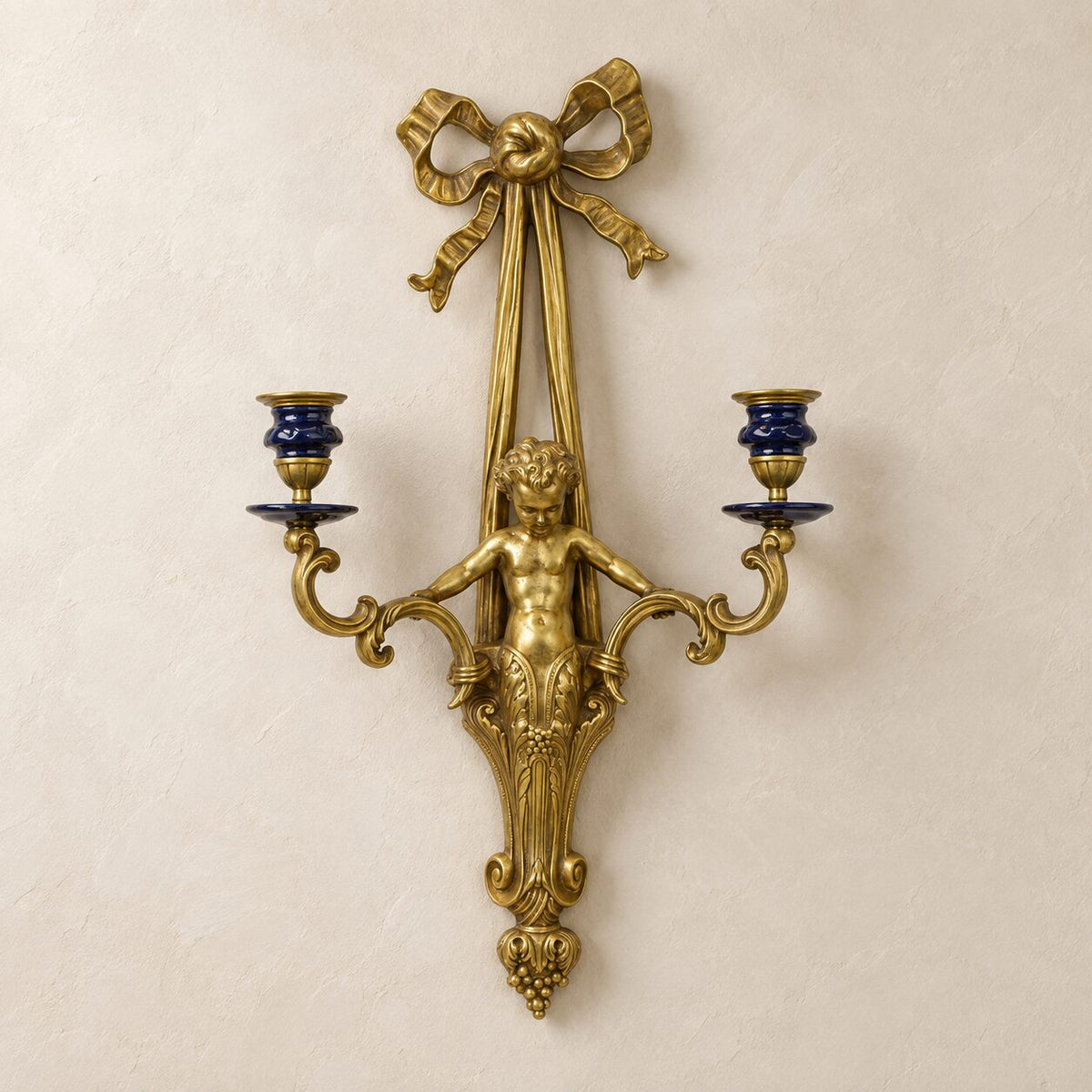 Applique murale au putto en bronze doré et porcelaine bleue, vue d'ensemble