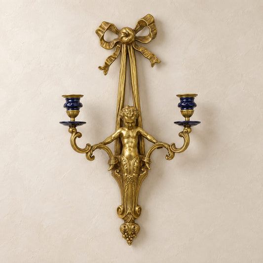 Applique murale au putto en bronze doré et porcelaine bleue, vue d'ensemble