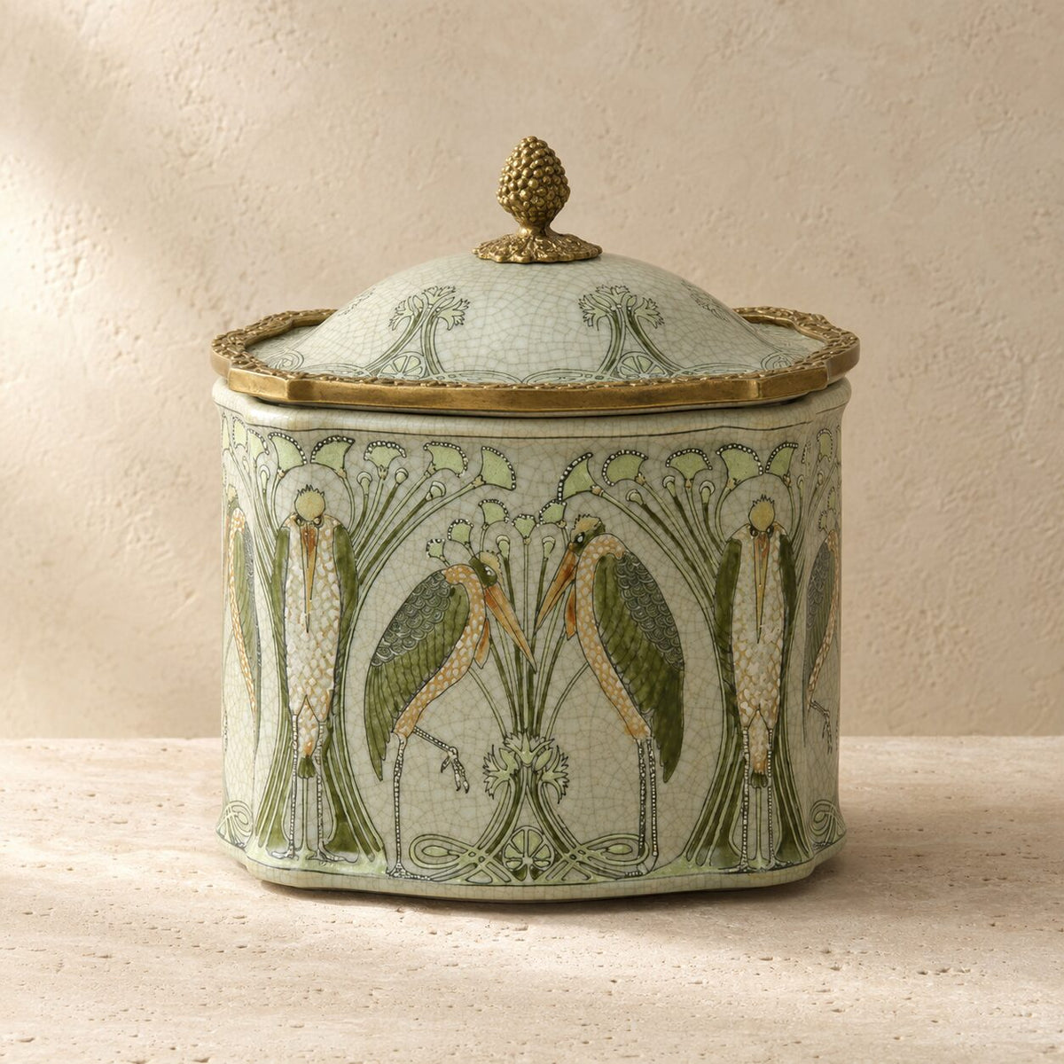 Boîte Art Nouveau en porcelaine craquelée à décor de hérons, vue d'ensemble