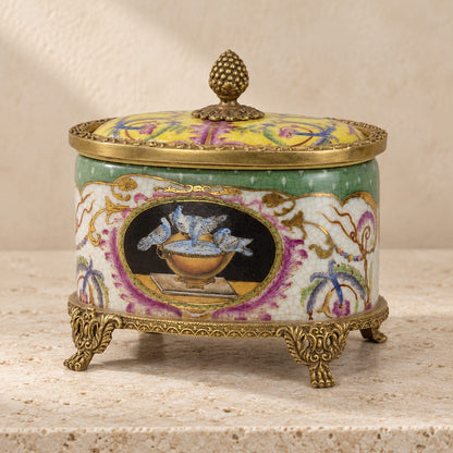 Boîte couverte en porcelaine craquelée et bronze doré, vue d'ensemble