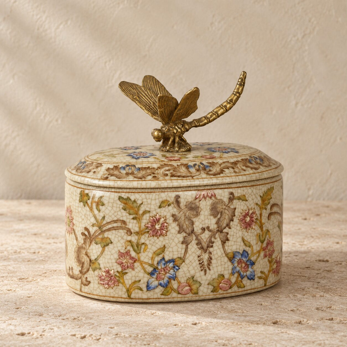 Boîte couverte en porcelaine craquelée à décor floral, vue d'ensemble