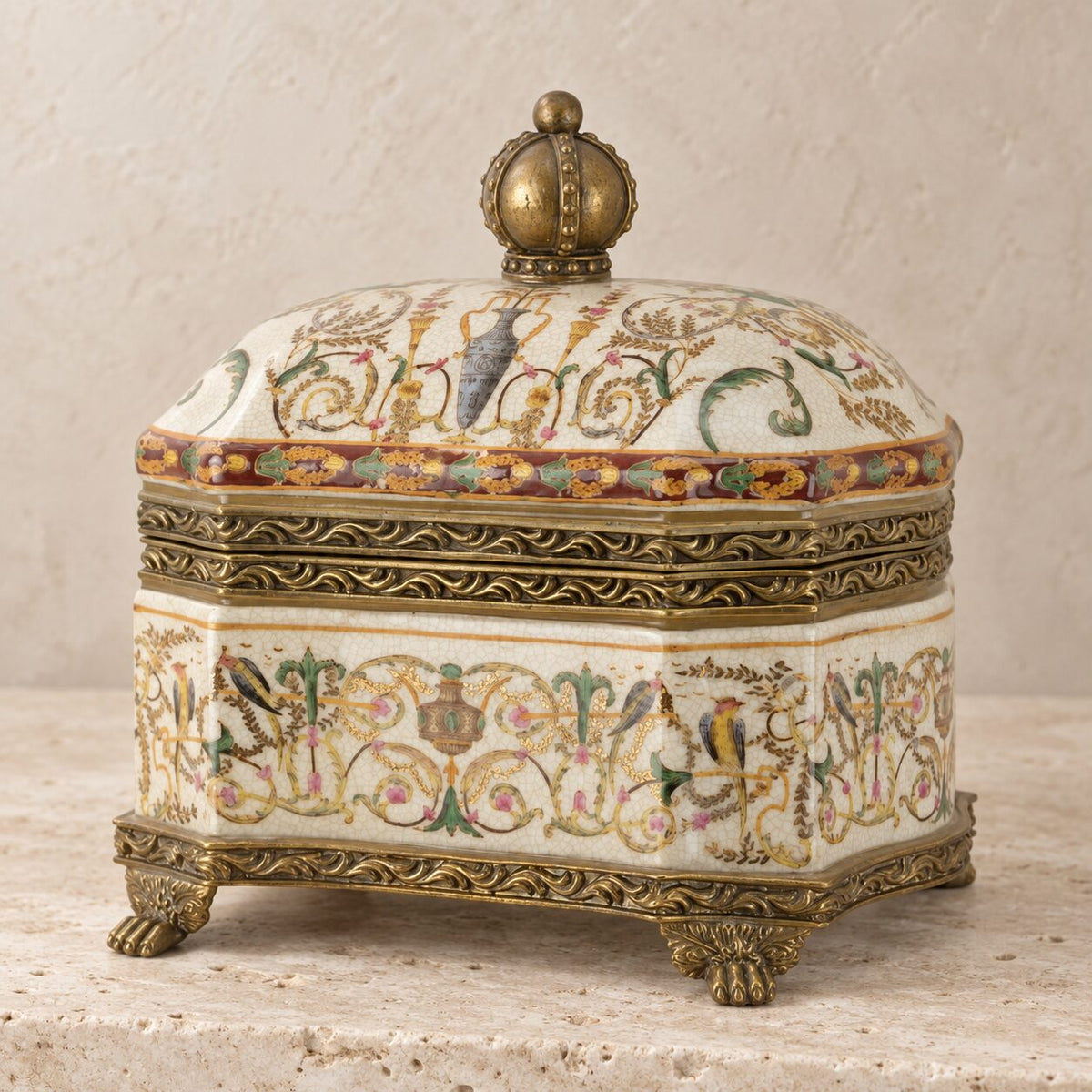 Boîte couverte en porcelaine craquelée à monture bronze doré, vue d'ensemble