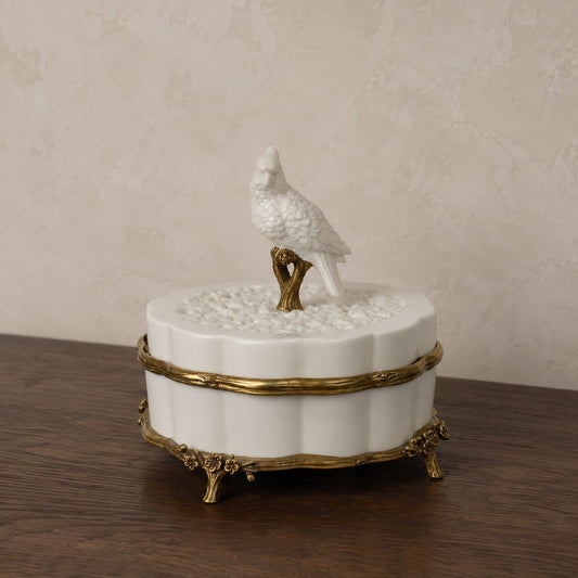 Boîte ovale en porcelaine blanche au perroquet, monture laiton, vue d'ensemble