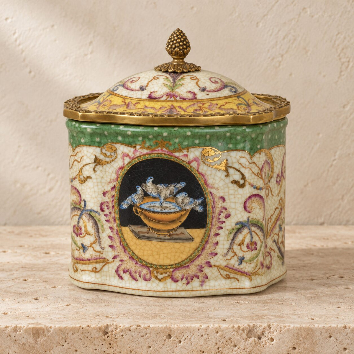 Boîte à thé en porcelaine craquelée à décor de colombes, vue d'ensemble