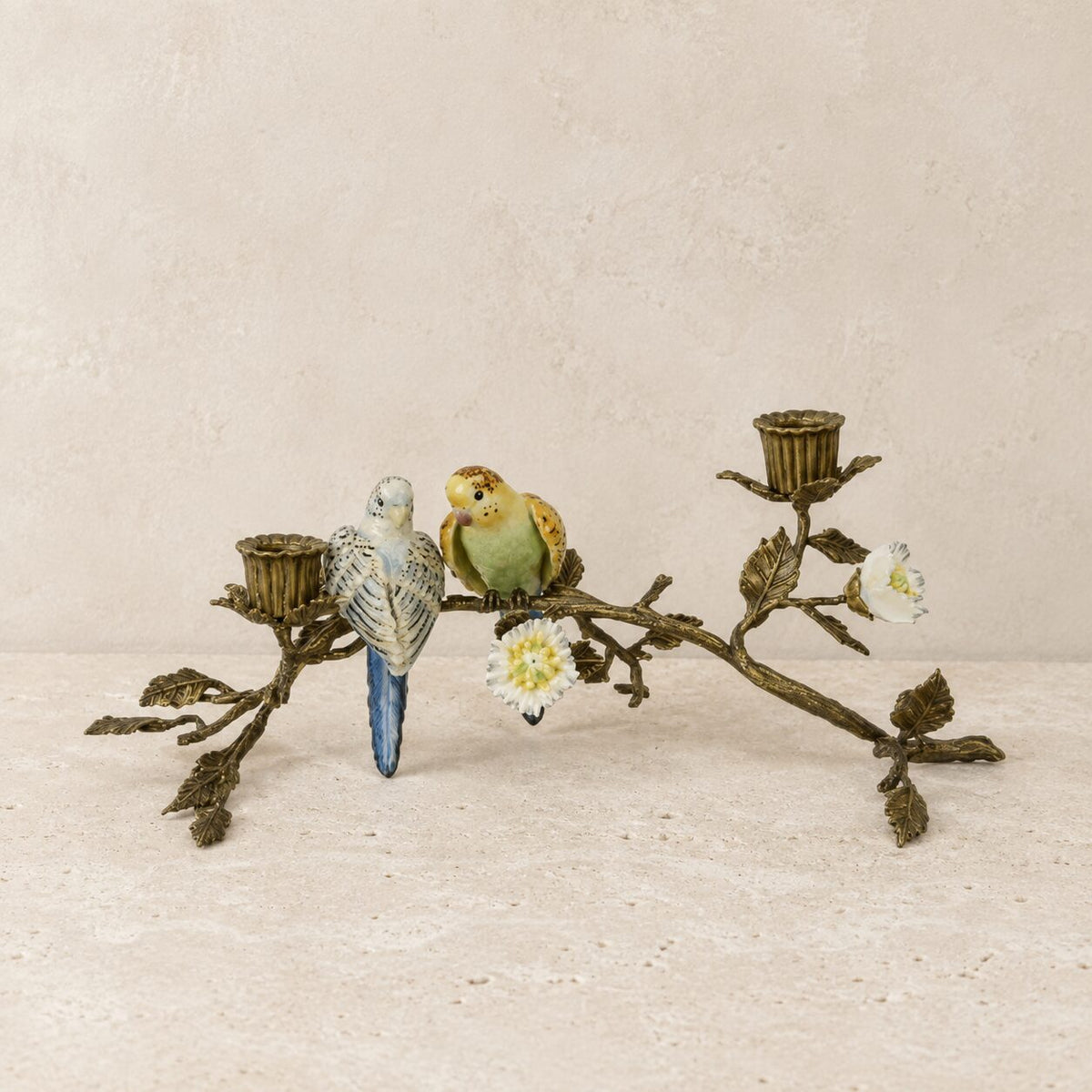 Bougeoir branche aux perruches en porcelaine et bronze doré, vue d'ensemble