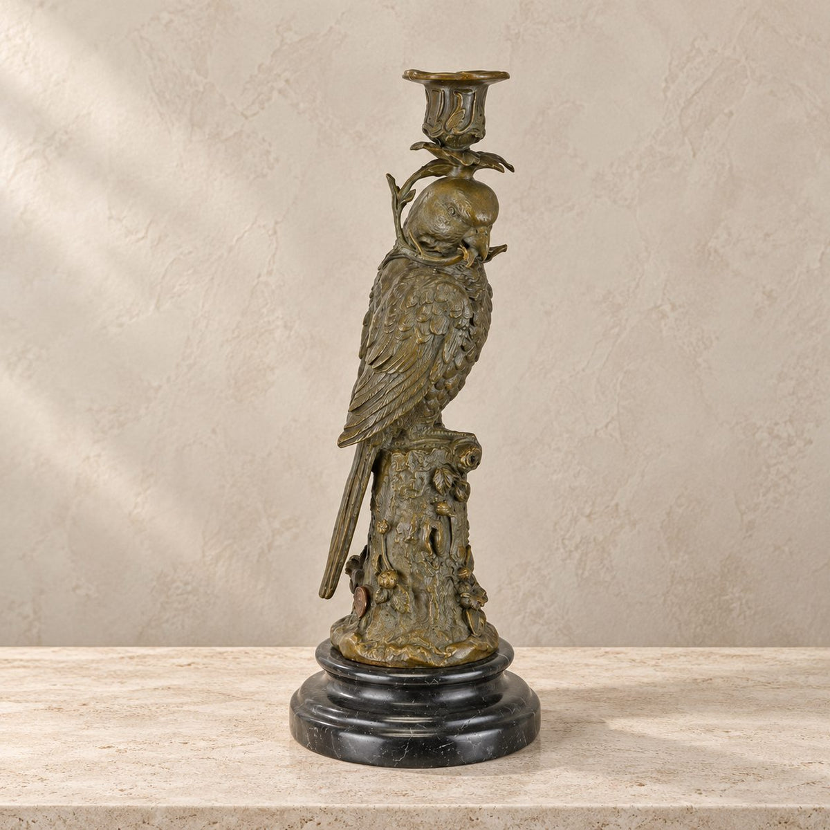 Bougeoir au perroquet en bronze patiné sur socle marbre, socle marbre vue de profil