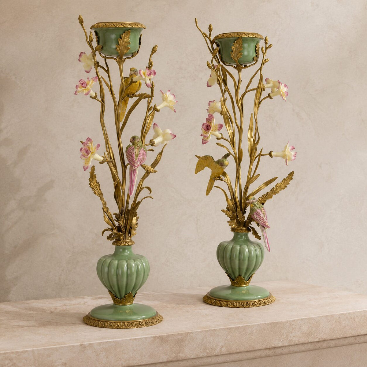 Bougeoir en porcelaine céladon et bronze doré aux oiseaux, vue d'ensemble paire