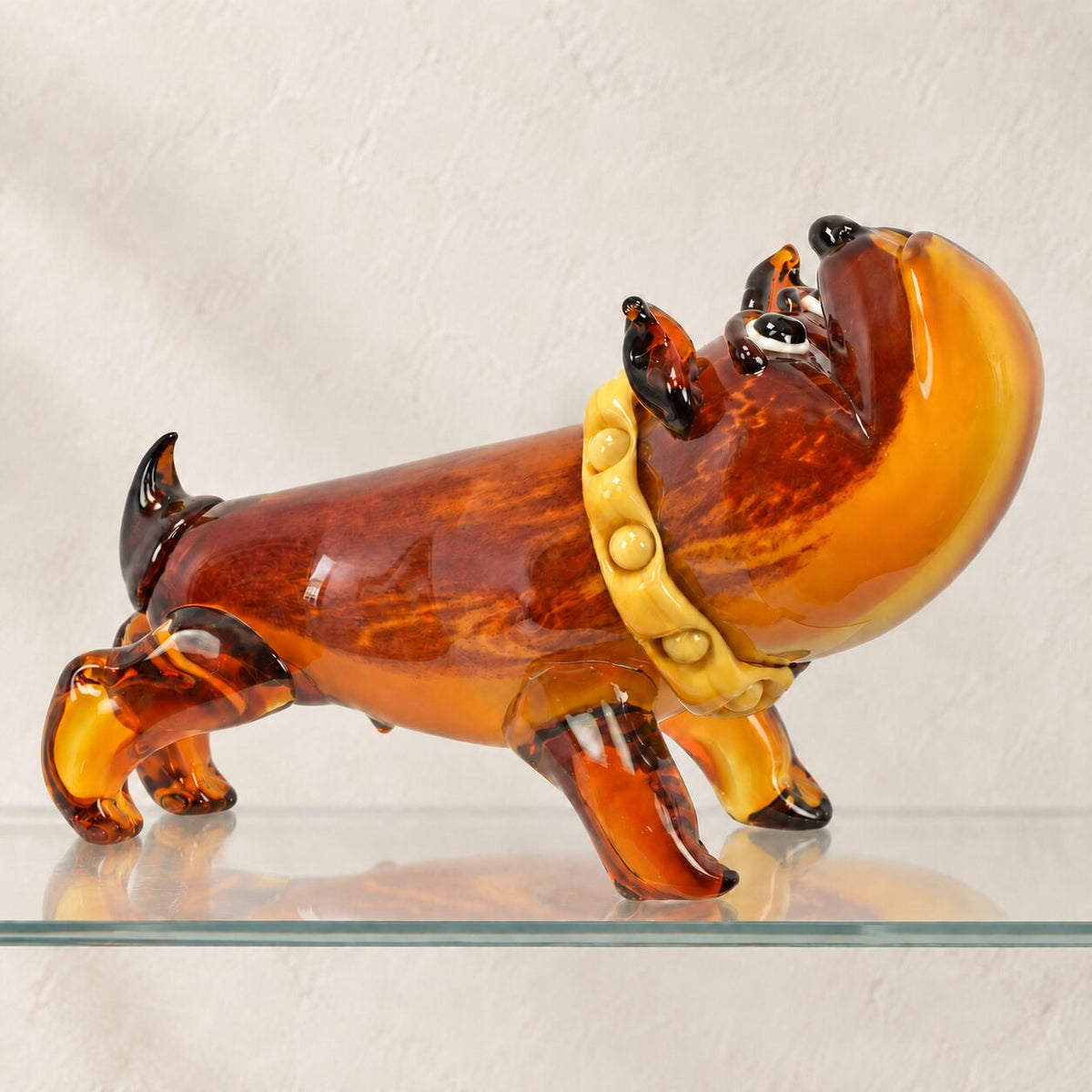 Bouledogue anglais en verre soufflé ambré, vue d'ensemble de profil