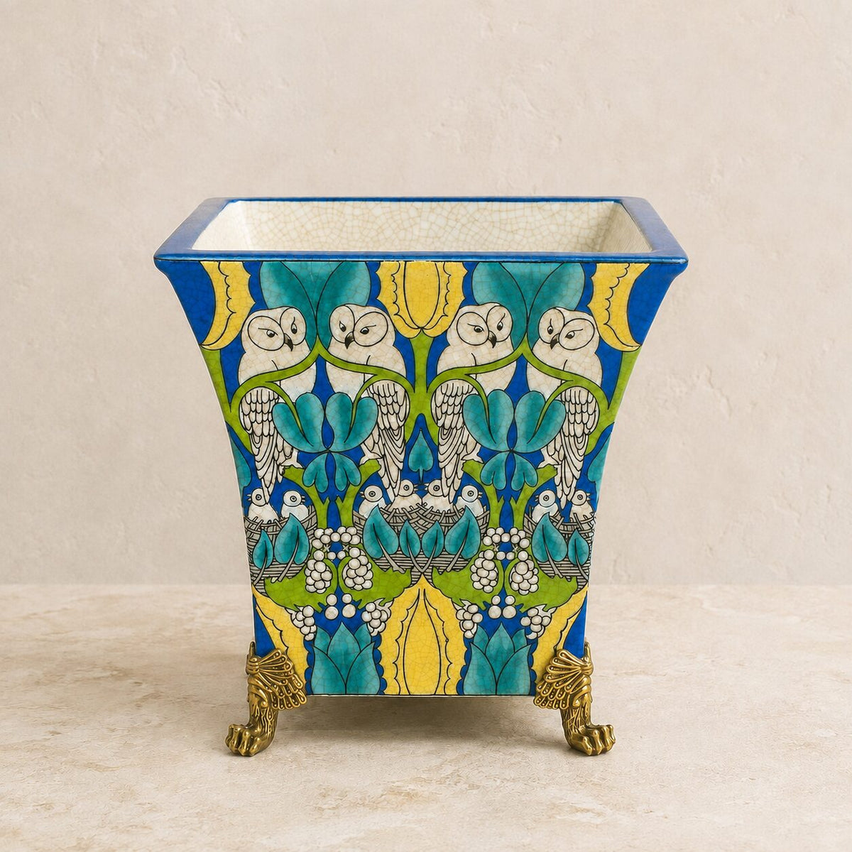 Cache-pot en porcelaine craquelée aux hiboux, monture bronze, vue d'ensemble
