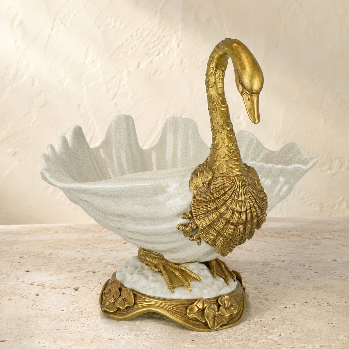 Coupe cygne en porcelaine craquelée et bronze doré, vue d'ensemble