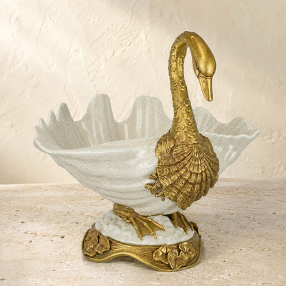 Coupe cygne en porcelaine craquelée et bronze doré, vue d'ensemble