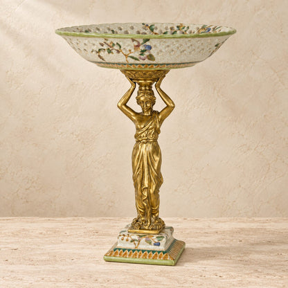Coupe en porcelaine ajourée à monture cariatide en bronze doré, vue d'ensemble