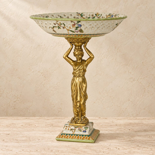 Coupe en porcelaine ajourée à monture cariatide en bronze doré, vue d'ensemble