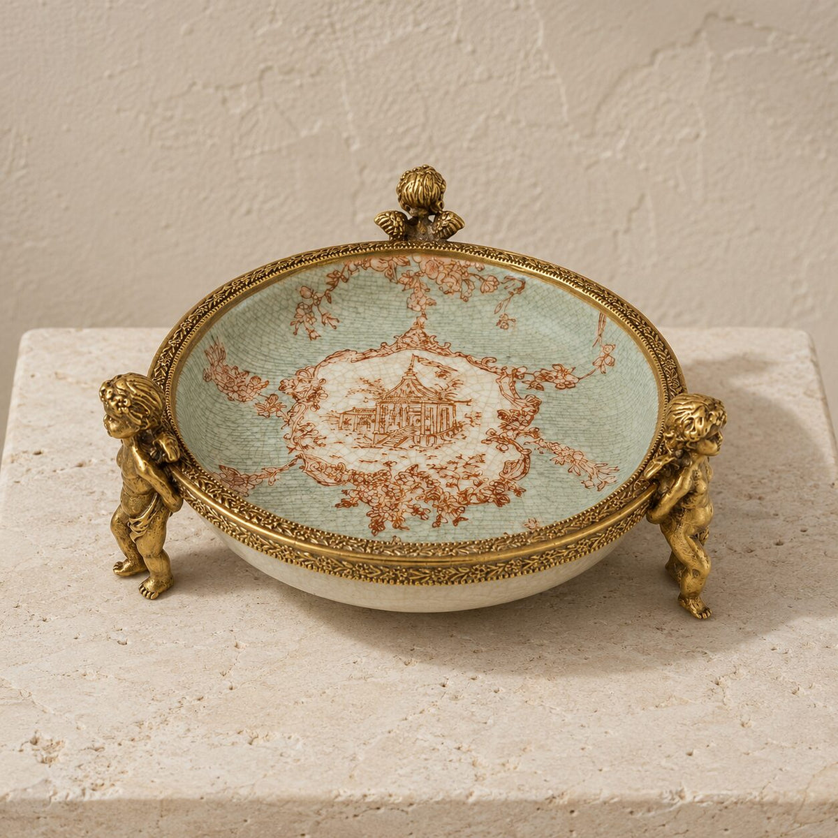 Coupe en porcelaine céladon à décor chinois, monture bronze, vue d'ensemble