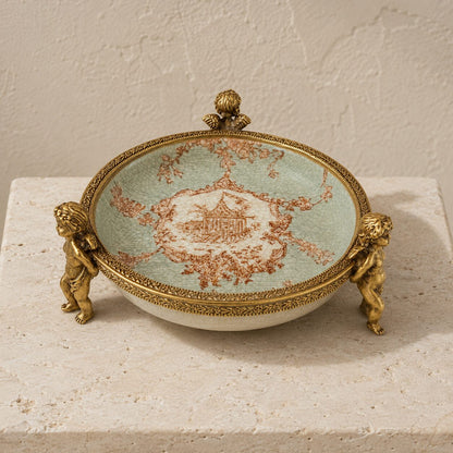 Coupe en porcelaine céladon à décor chinois, monture bronze, vue d'ensemble