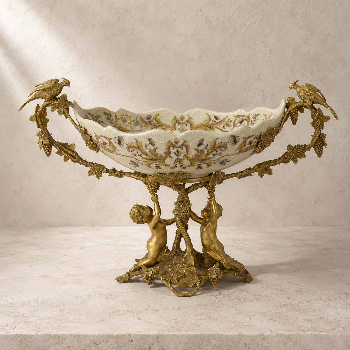 Coupe en porcelaine craquelée sur monture bronze aux putti, vue d'ensemble