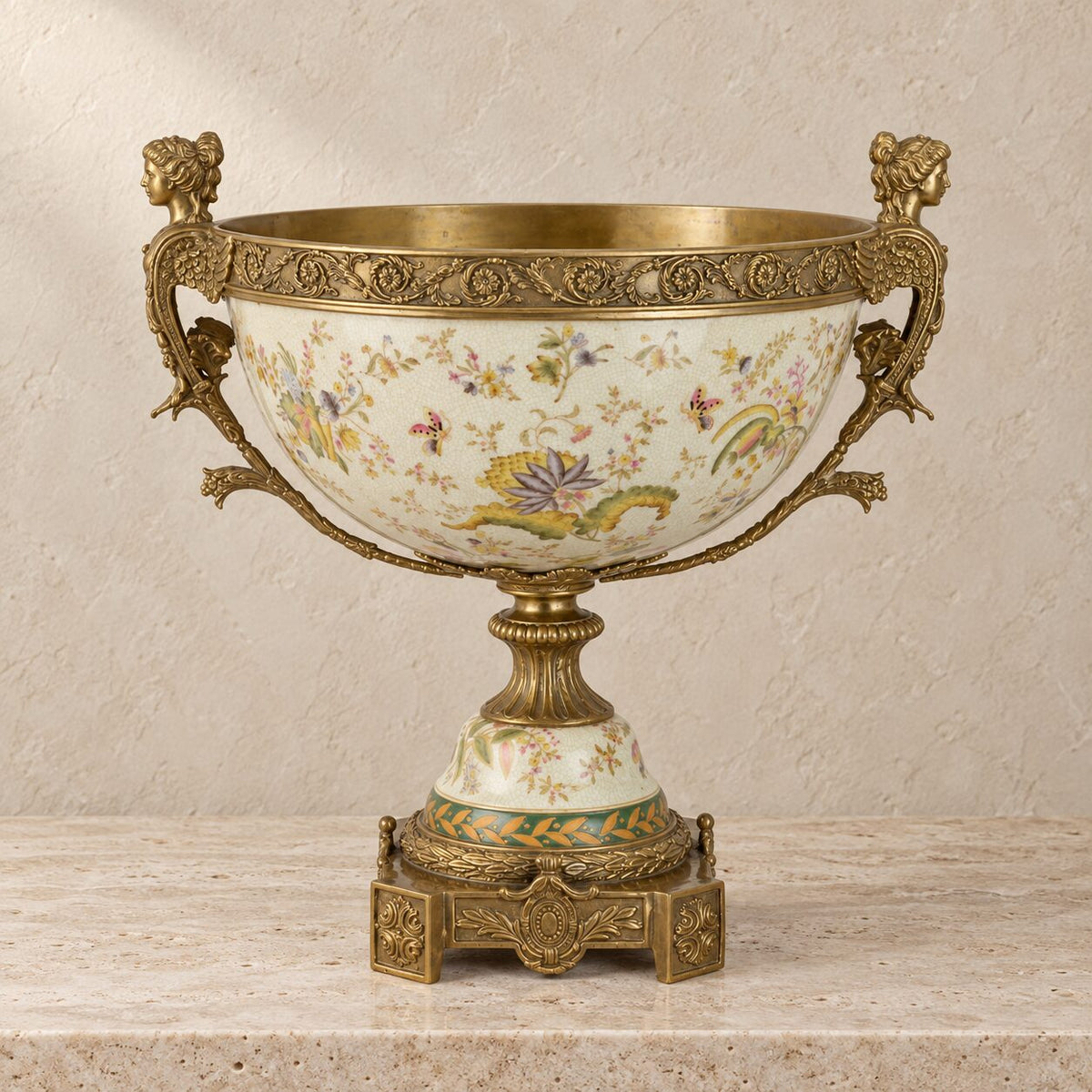 Coupe en porcelaine craquelée à décor floral, monture bronze, vue d'ensemble
