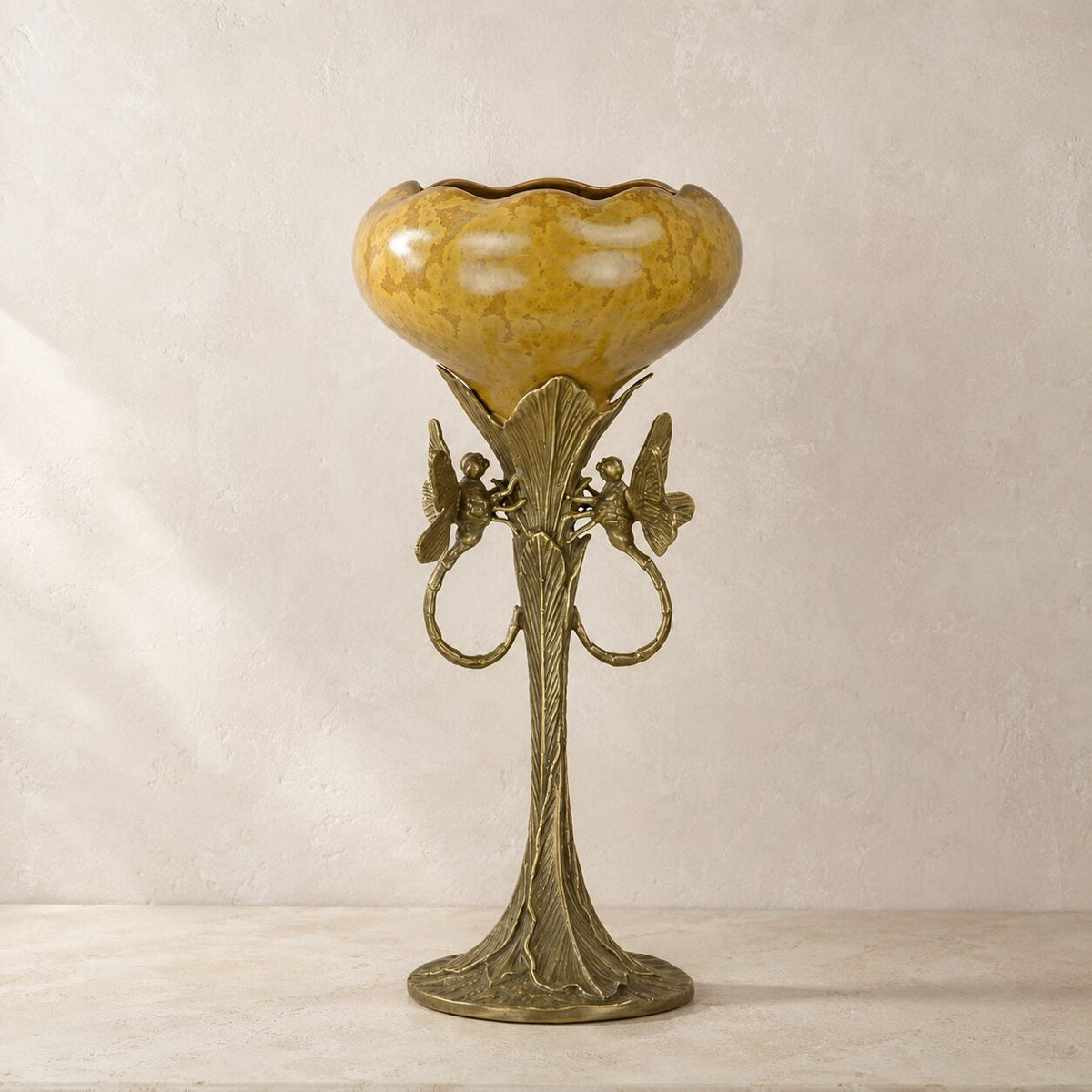 Coupe en porcelaine mouchetée sur pied bronze aux libellules, vue d'ensemble