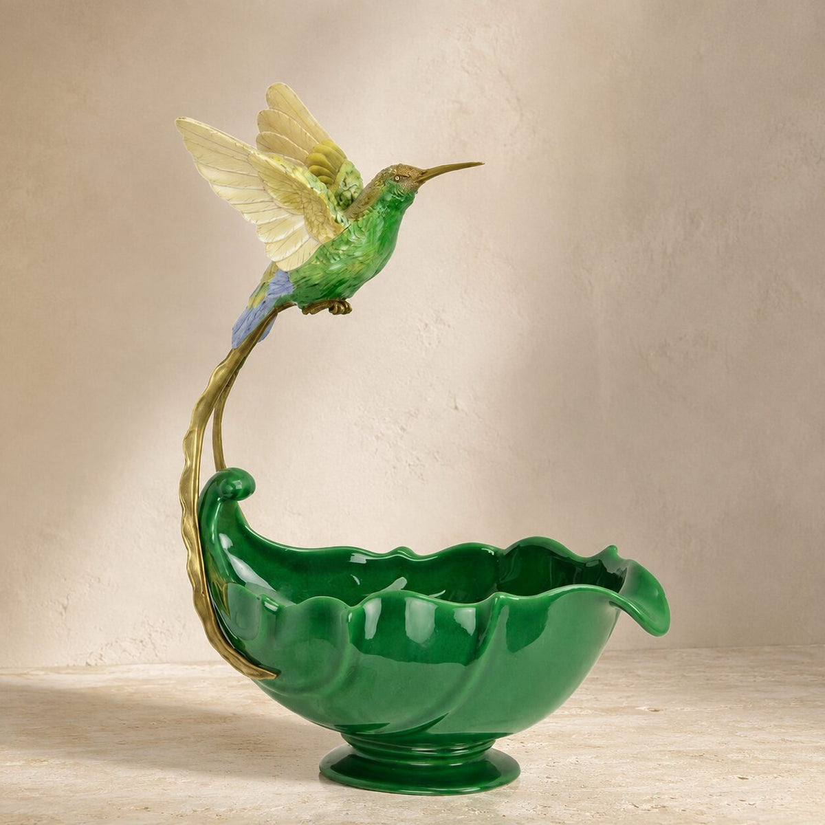 Coupe en porcelaine verte au colibri en bronze doré, vue d'ensemble