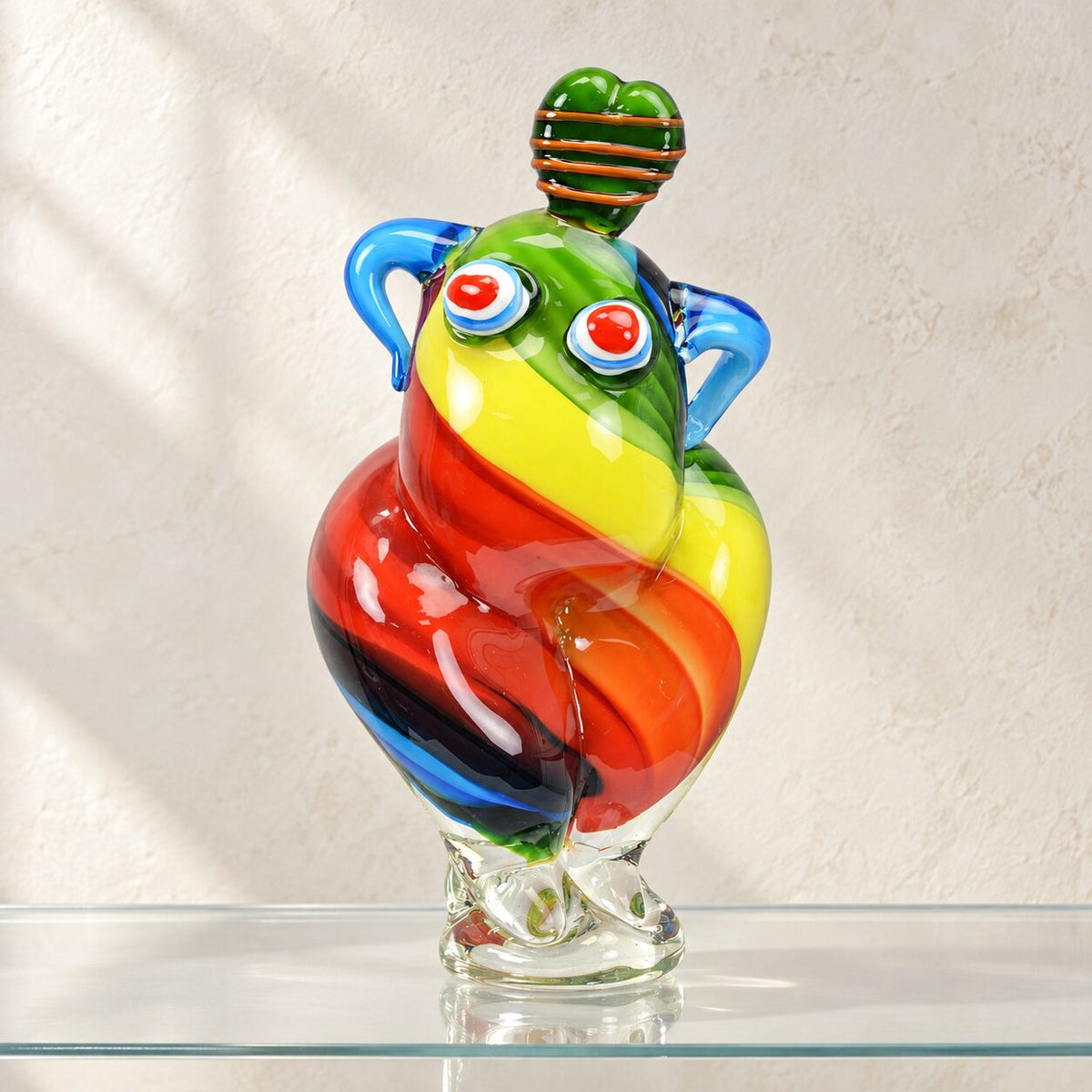Personnage ventru en verre soufflé polychrome, vue d'ensemble de face
