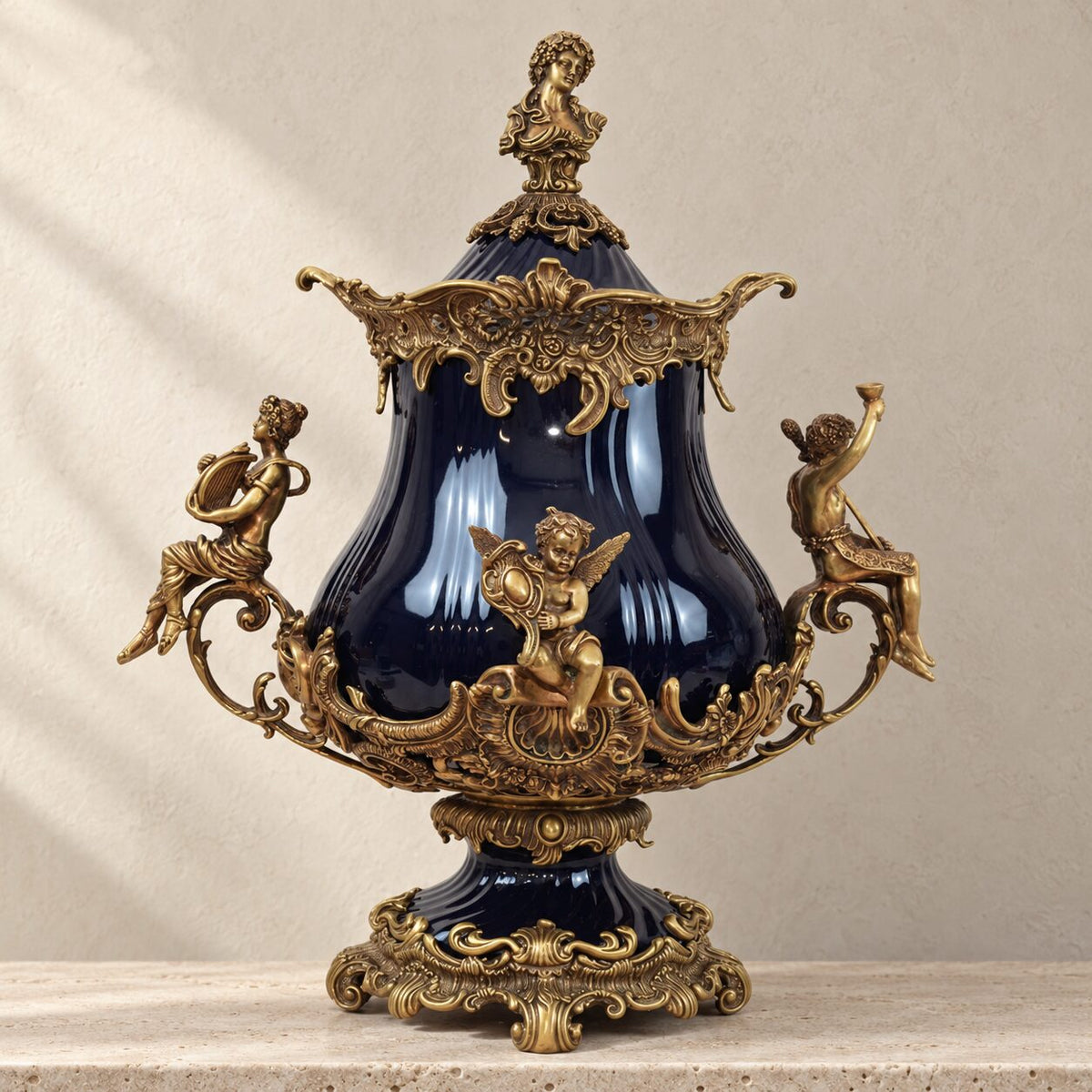 Grande urne couverte en porcelaine bleu cobalt et bronze doré, vue d'ensemble