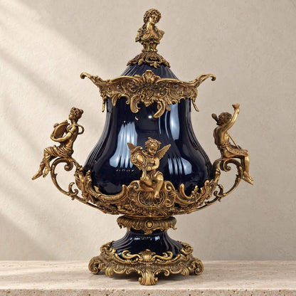 Grande urne couverte en porcelaine bleu cobalt et bronze doré, vue d'ensemble