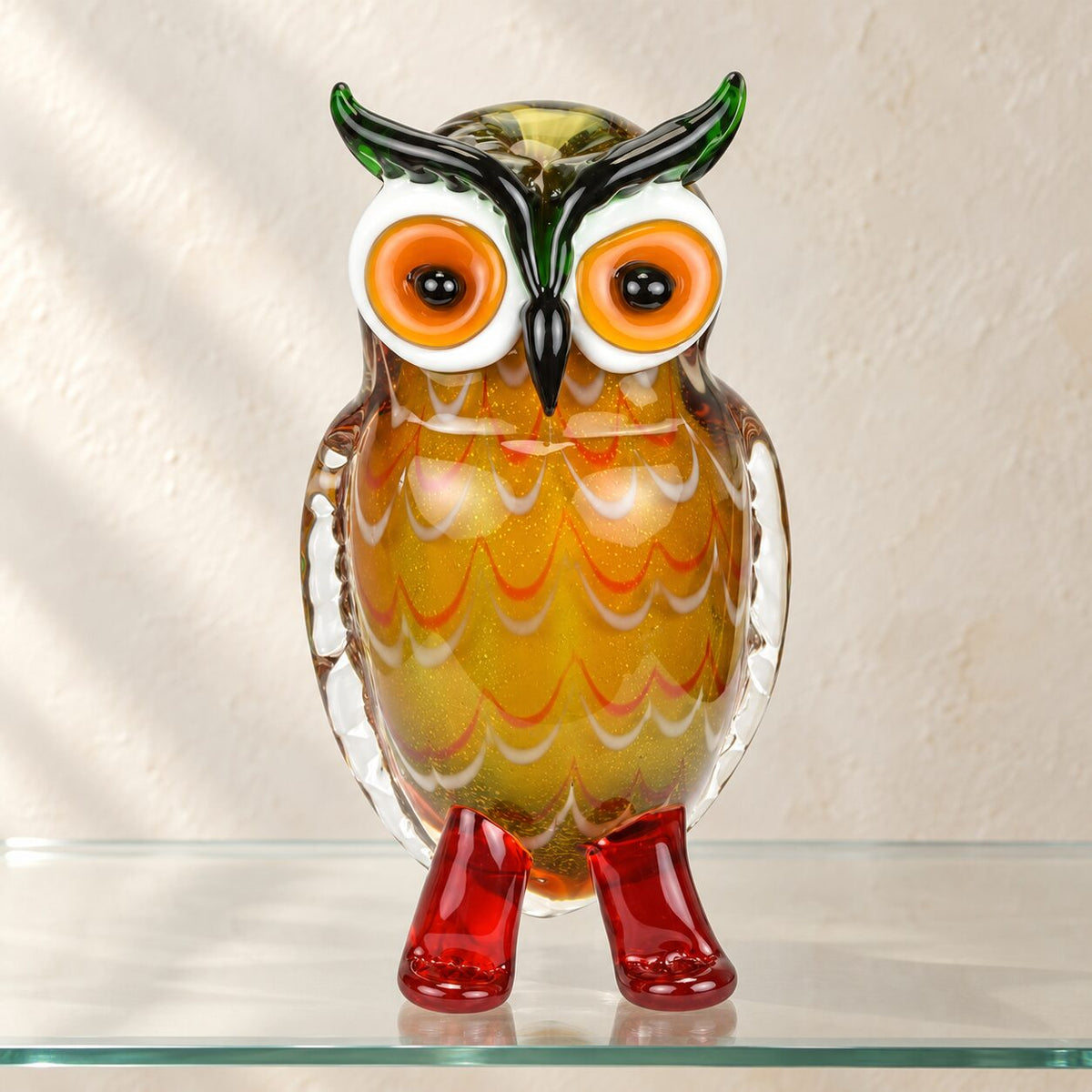 Hibou en verre soufflé aux tons ambrés, vue d'ensemble