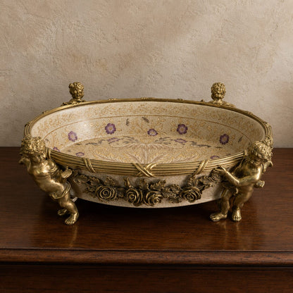 Jardinière en porcelaine craquelée et bronze doré aux putti, vue d'ensemble