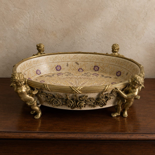 Jardinière en porcelaine craquelée et bronze doré aux putti, vue d'ensemble